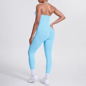 Detail von hellblauem Racerback-Yoga-Top und High-Waist-Leggings aus Kompressionsstoff
