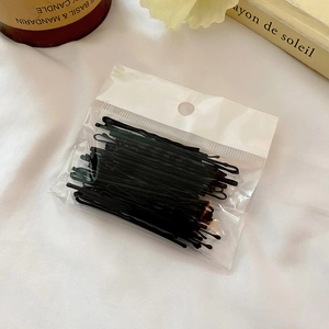 Détail de barrettes noires dans un emballage transparent sur fond de style de vie