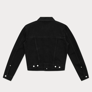 Vue arrière d'une veste en jean noire avec boutons argentés sur fond gris clair