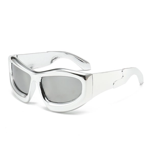 Lunettes de soleil futuristes argentées Y2K avec verres gris vue de côté à 45 degrés