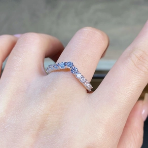 Bague chevron en argent en forme de V sertie de zircons brillants sur le doigt