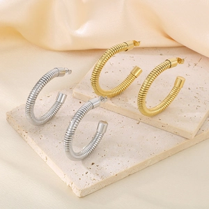 Orecchini a cerchio a spirale a forma di C in oro e argento stile alla moda