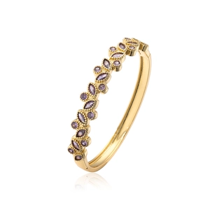 Detalle de brazalete bañado en oro 18K con circonitas marquise púrpuras y bordes de cuentas