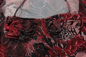 Détail du tissu en maille froncée avec imprimé floral rouge et noir sur une robe bustier