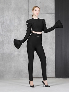 Détail des manches évasées et de la dentelle ajourée sur l'ensemble bandage noir