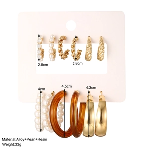Set of 6 fashion C-shaped earrings with pearls and resin in golden finish and various sizes