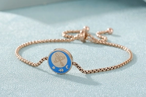 Dettaglio del bracciale a catena box oro rosa con moneta zodiacale Sagittario e chiusura a sfera