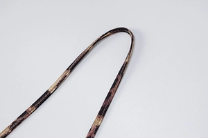 Makro-Detail von Kleid-Trägern mit Leopardenmuster, präzisen Nähten und hochwertigem Stoff