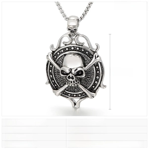 Macro shot of punk style pirate skull pendant with 52mm height and 56g weight details