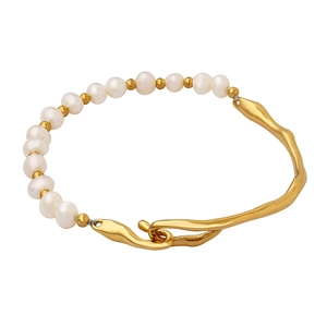 Bracelet géométrique en acier titane doré avec perles d'eau douce naturelles sur blanc