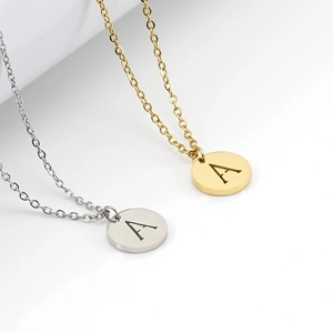 Detailansicht der runden 18k Gold- und Silber-Edelstahlanhänger mit Buchstabe A Gravur