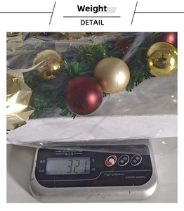 Weight measurement detail showing 321g for Christmas wreath ornament with gold and red balls
