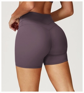 Gros plan du short de yoga violet à taille haute avec couture en V pour l'effet push-up
