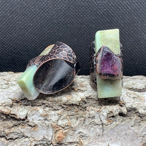 Retro hammered bronze rings set with rectangle jade and raw amethyst gemstones