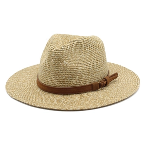 Chapeau Panama en paille avec ruban de velours marron et boucle dorée pour l'été