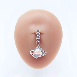 Détail d'un clip de nombril argenté avec pendentif planète cœur et opale colorée