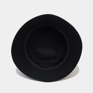 Détail intérieur du chapeau de soleil noir avec coutures propres et bande renforcée