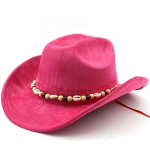 Détail d'un chapeau de cowboy en suédine rose avec ruban en coquillages et perles