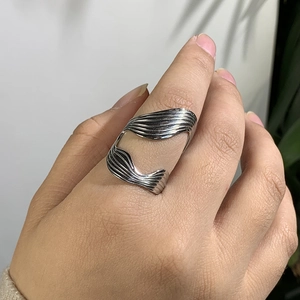 Nahaufnahme von Ring aus Titanstahl mit modernem gewelltem Hohlraum-Design und Metallic-Glanz