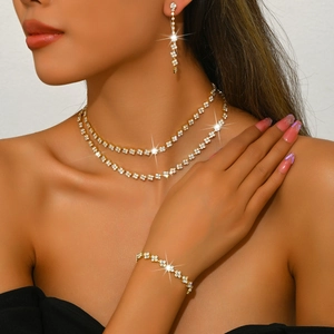 Detailansicht des luxuriösen goldenen Brautschmuck-Sets mit Strasssteinen am Model