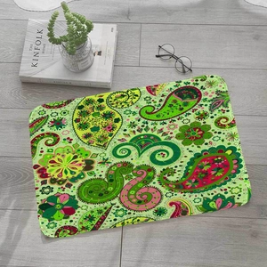 Grüne Flanell-Badematte mit Paisley-Muster auf grauem Holzboden und Deko-Elementen