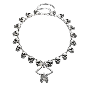 Detail van gotische schedelketting met centraal skeletlichaam en antieke metalen afwerking