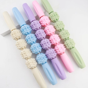 Vue détaillée des rouleaux de massage musculaire en cinq couleurs pastel avec poignées