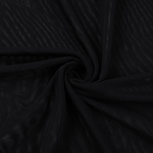 Détail rapproché du tissu en maille noire montrant la texture fine et le drapé