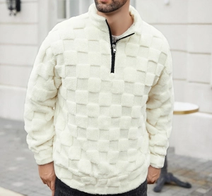 Détail d'un pull en polaire crème pour homme avec texture en relief damier 3D