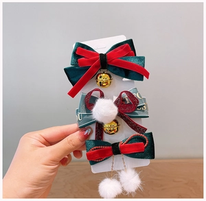 Detailset aus drei Weihnachts-Haarspangen mit Samtschleifen und flauschigen Pompons