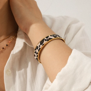 Bracelet jonc ouvert en acier inoxydable plaqué or 18k avec motif léopard et bords dorés