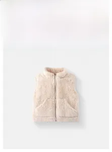 Vista dettagliata del gilet in peluche beige per neonati con cerniera e doppie tasche