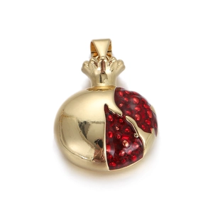 Détail du pendentif grenade plaqué or avec cristaux rouges et graines texturées