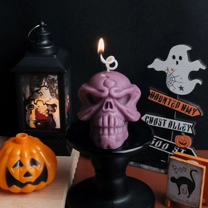 Detaillierte lila Totenkopf-Kerze mit Docht und festlicher Halloween-Hintergrundszene