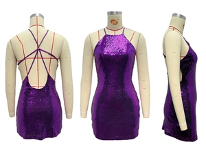 Vues détaillées de la mini robe violette à paillettes avec dos nu et fines lanières