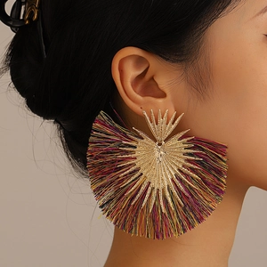 Nahaufnahme von Boho Fächer-Ohrringen mit bunten Seidentasten und goldenen Spitze-Details
