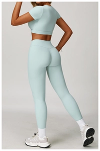 Détail du legging de yoga taille haute et t-shirt en tissu bleu clair extensible et respirant