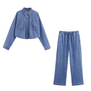 Ensemble en jean bleu pour femme avec veste courte et pantalon large de jogging