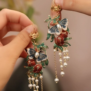 Boucles d'oreilles papillon vintage en émail avec élégants glands en perles longues