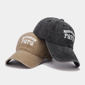 Détail de casquettes de baseball vintage en coton gris foncé et kaki avec broderie Papa