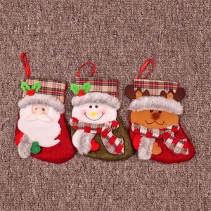 Détail de trois chaussettes de Noël avec motifs de Père Noël, Bonhomme de neige et Renne