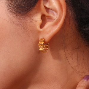 Boucles d'oreilles créoles dorées à l'or 18K avec design plissé et texture gaufrée