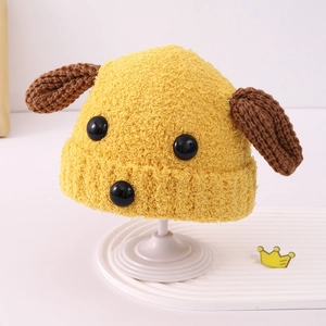 Détail du bonnet tricoté chiot jaune avec oreilles en peluche douces et yeux en bouton pour enfant
