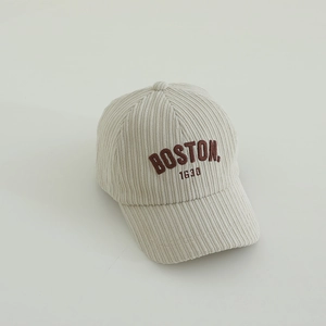 Gros plan sur une casquette enfant en velours beige avec broderie BOSTON 1630