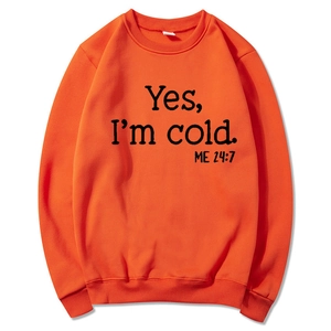 Orangefarbenes Langarm-Sweatshirt mit schwarzem Slogan-Aufdruck auf weißem Hintergrund