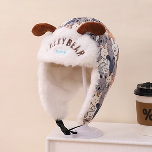 Détail du bonnet d'hiver chaud avec motifs d'animaux et doublure épaisse en polaire