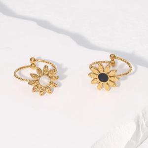 Dettaglio anelli aperti a girasole placcati in oro 18k con texture a margherita