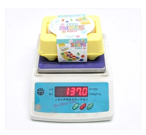 Detailed weight display showing 137.0g for the 6-piece shape matching egg toy set