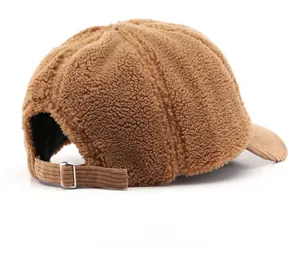 Détail de l'arrière de la casquette marron avec sangle en velours et boucle métal