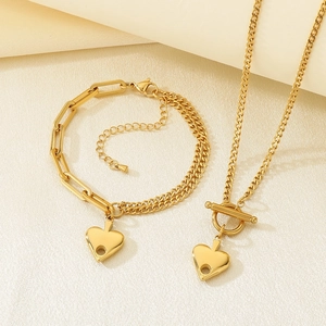 Dettaglio del set gioielli cuore placcato oro 18k con chiusura a levetta e catena